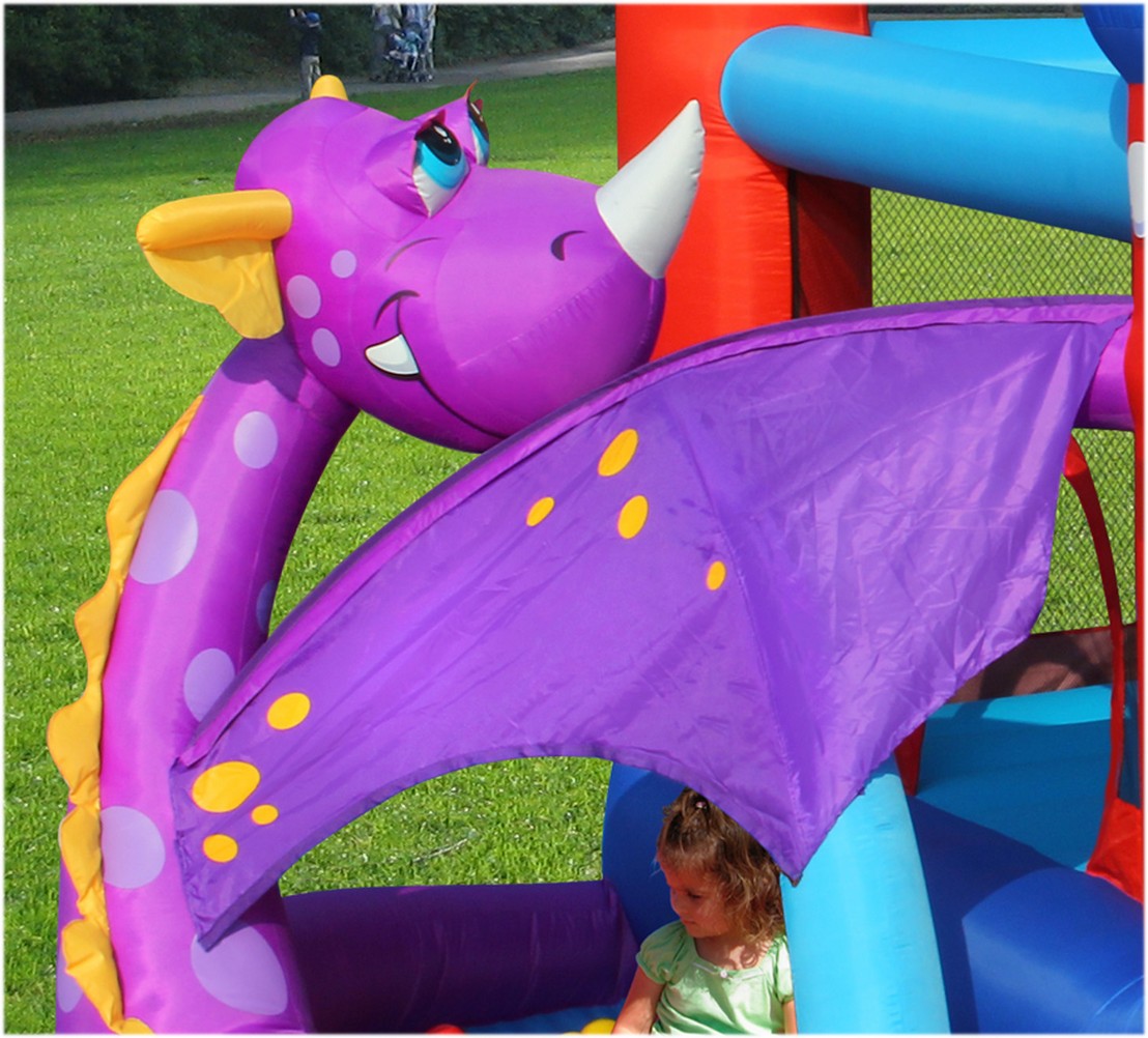 9022 Gonfiabile DRAGHETTO fun è Il Castello Che Non deluderà i Tuoi Bimbi Grazie alle Sue Multi attività: dallo Scivolo con Tunnel, alla Vasca con 30 Palline, al salterello, canestro tiro a Segno!