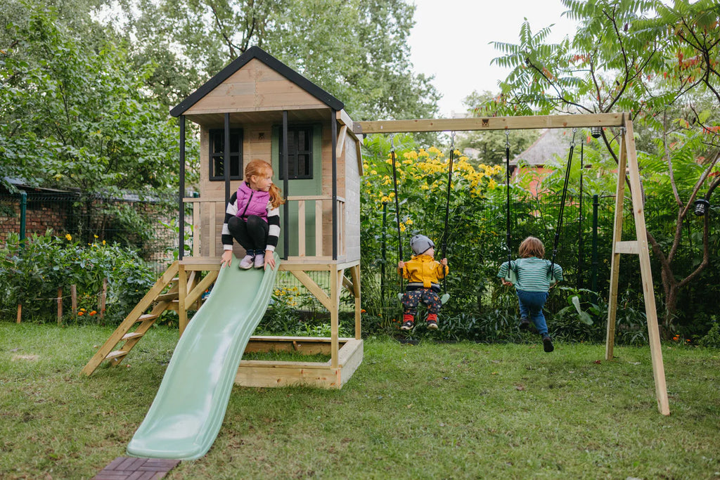 Casetta in Legno M60 Adventure Cottage con Piattaforma, Scivolo e Altalena Doppia