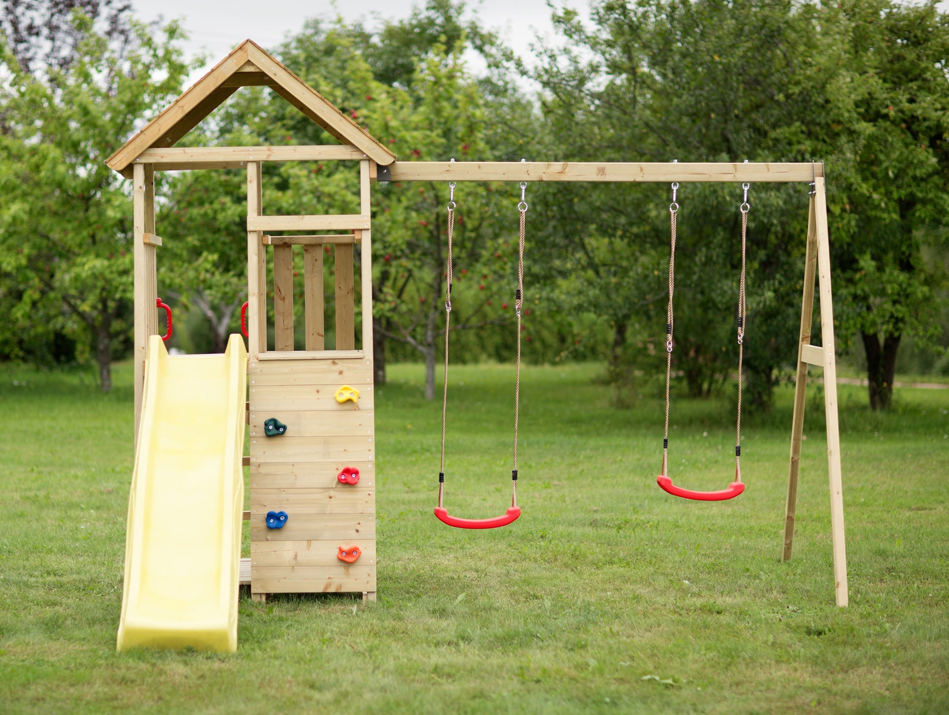 J9 | Torre da gioco in legno Torre da gioco con altalena, sabbiera, tavolo da picnic e scivolo giallo | Piattaforma alta 120 cm e altalene a 2 posti | Torre da gioco da esterno per bambini