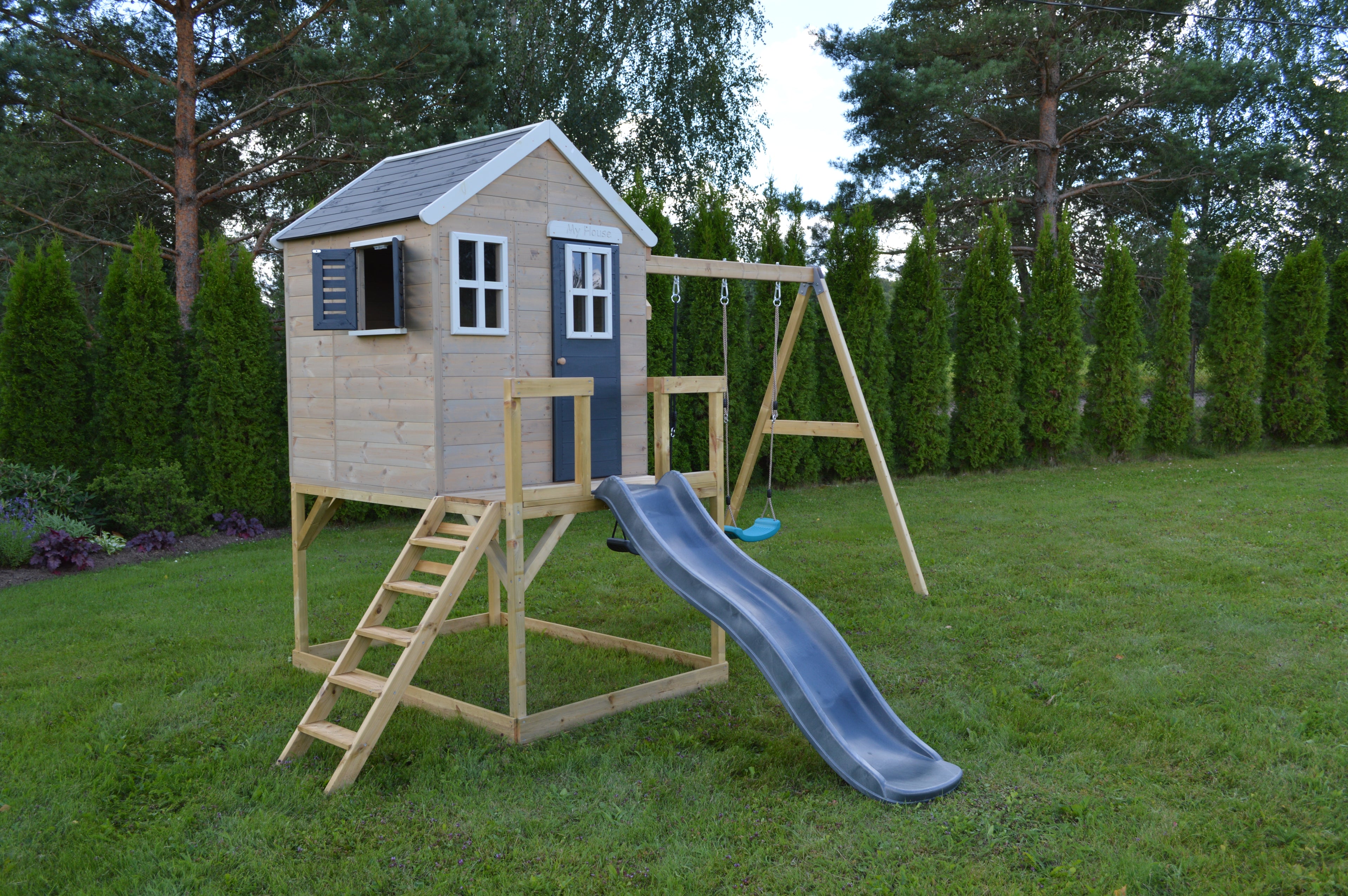 M28GR Grande Casa Modular Playhouse My Lodge color grigio e legno naturale con 2 Altalene e Scivolo