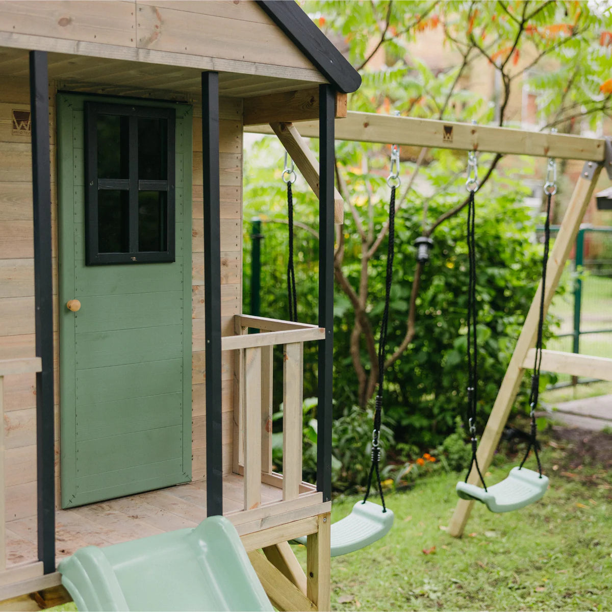 Casetta in Legno M60 Adventure Cottage con Piattaforma, Scivolo e Altalena Doppia