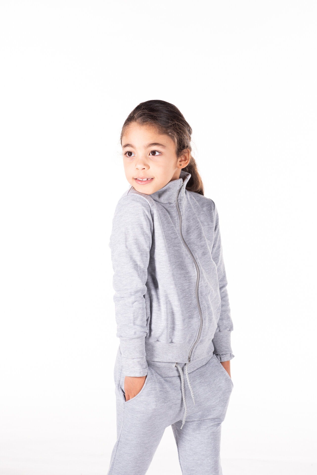 TUTGR02 Tuta completa in cotone garzato 320 grammi "Cool kids" 
made in italy ottima qualità da 2 a 10 anni.