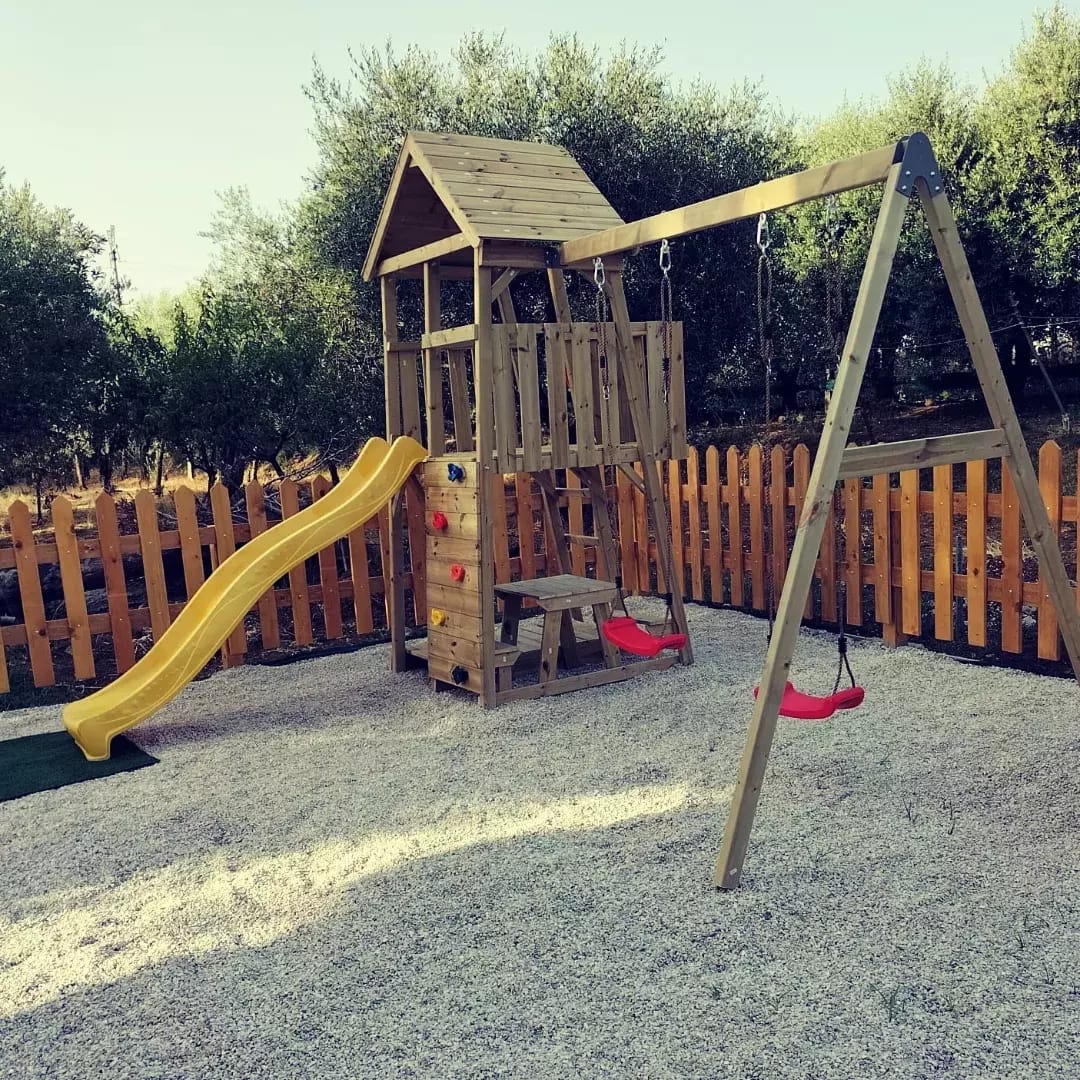 Torre da Gioco in Legno J9 con Altalena Doppia, Scivolo 220cm, Sabbiera e Tavolo Picnic - Piattaforma 120cm