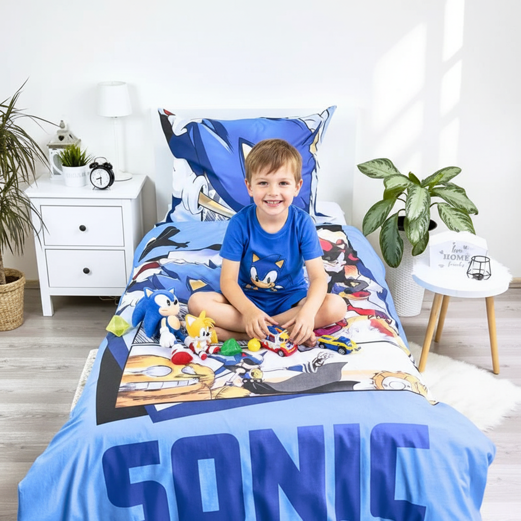 Bambino che gioca sul letto Sonic