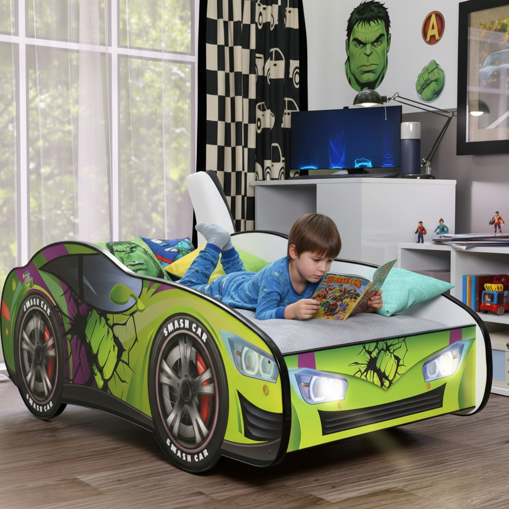 Bambino legge fumetto Marvel