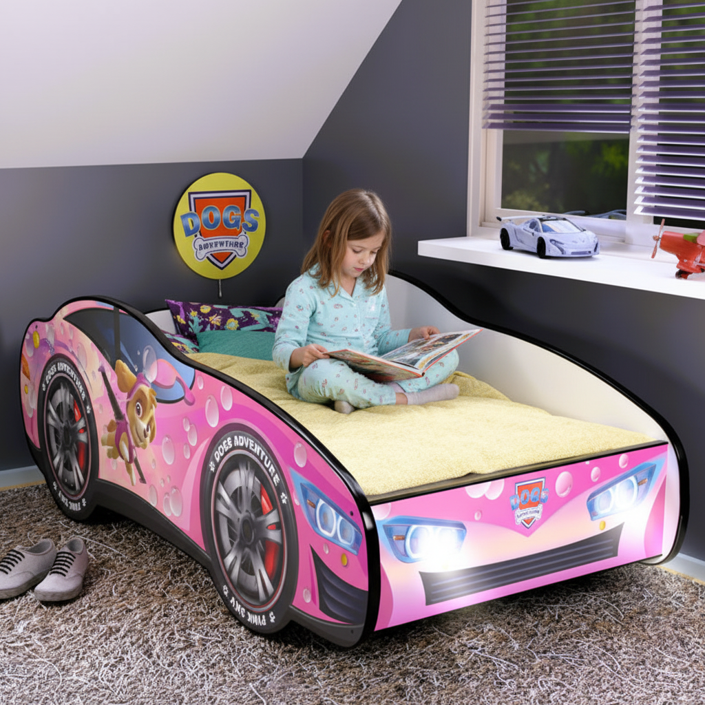 Bambina che legge sul letto macchina Dogs Adventure atmosfera serena