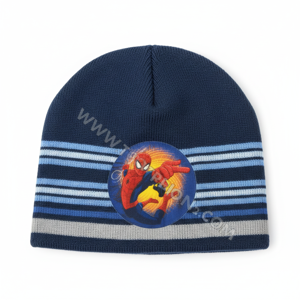 Cappello Spiderman vista frontale su sfondo bianco
