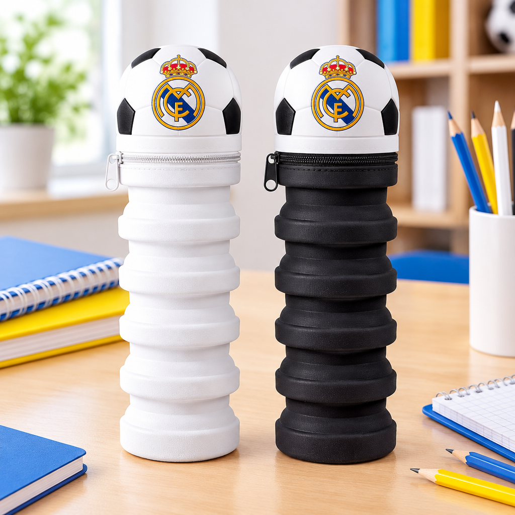 Astucci allungabili Real Madrid nelle varianti bianca e nera su una scrivania scolastica