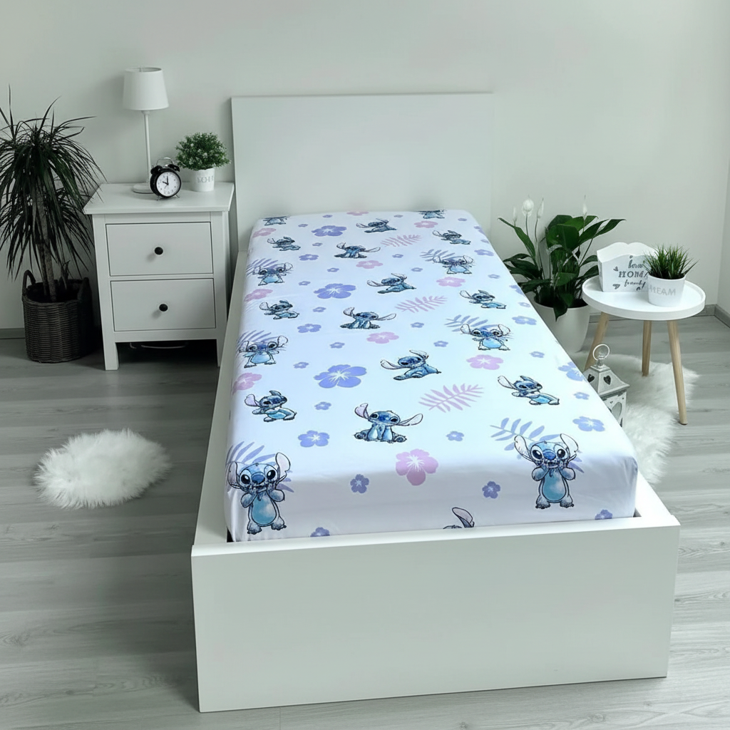 Coprimaterasso singolo Disney Lilo & Stitch su letto bianco in cameretta moderna
