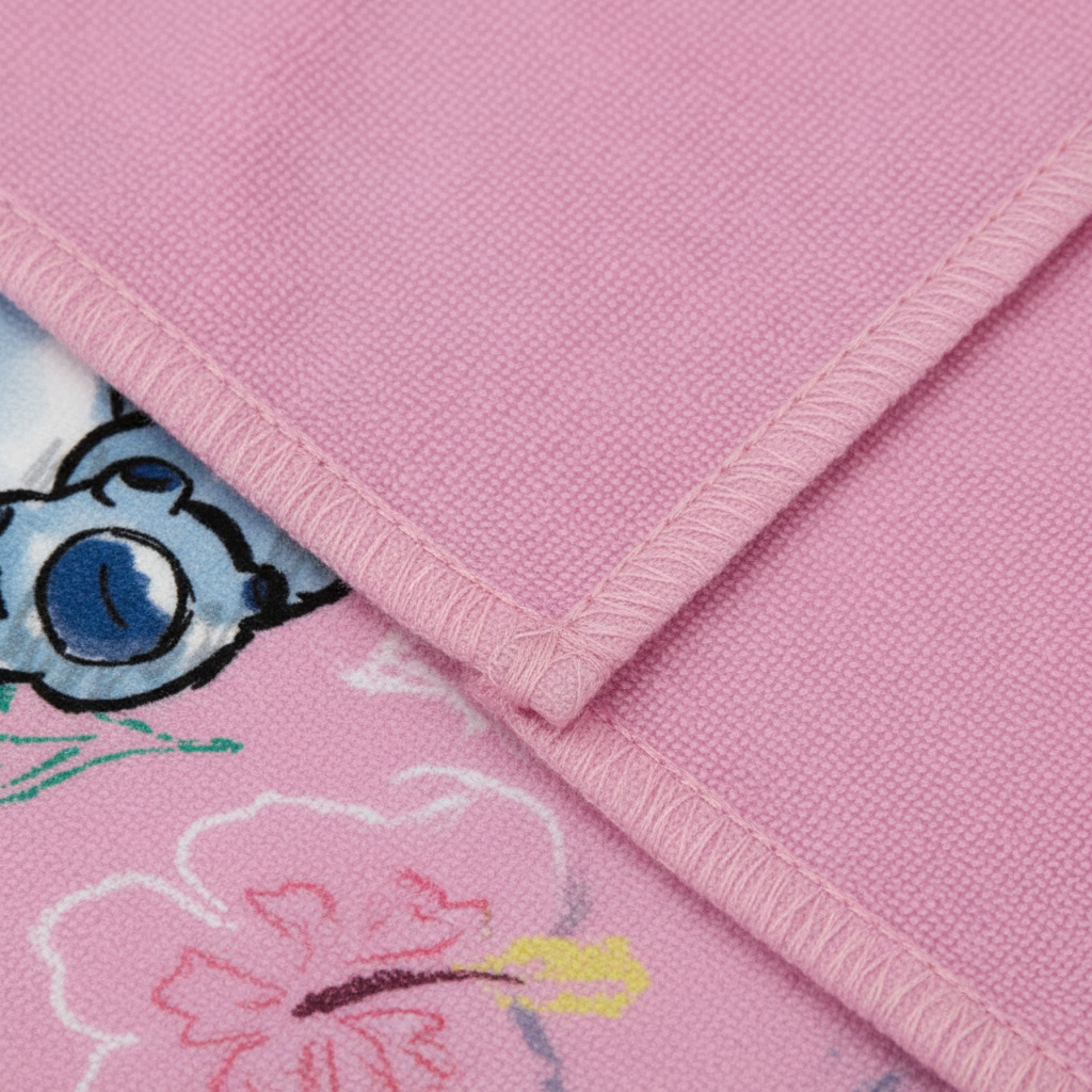 Zoom orlo e cuciture telo mare Stitch qualità costruzione HD