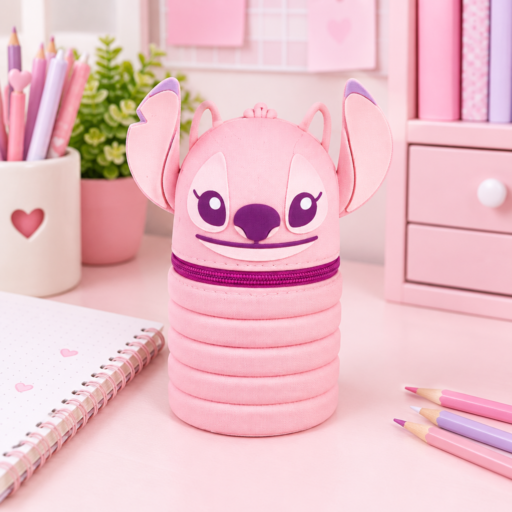 Astucci 3D celeste Stitch e rosa Angel allungabili su una scrivania scolastica