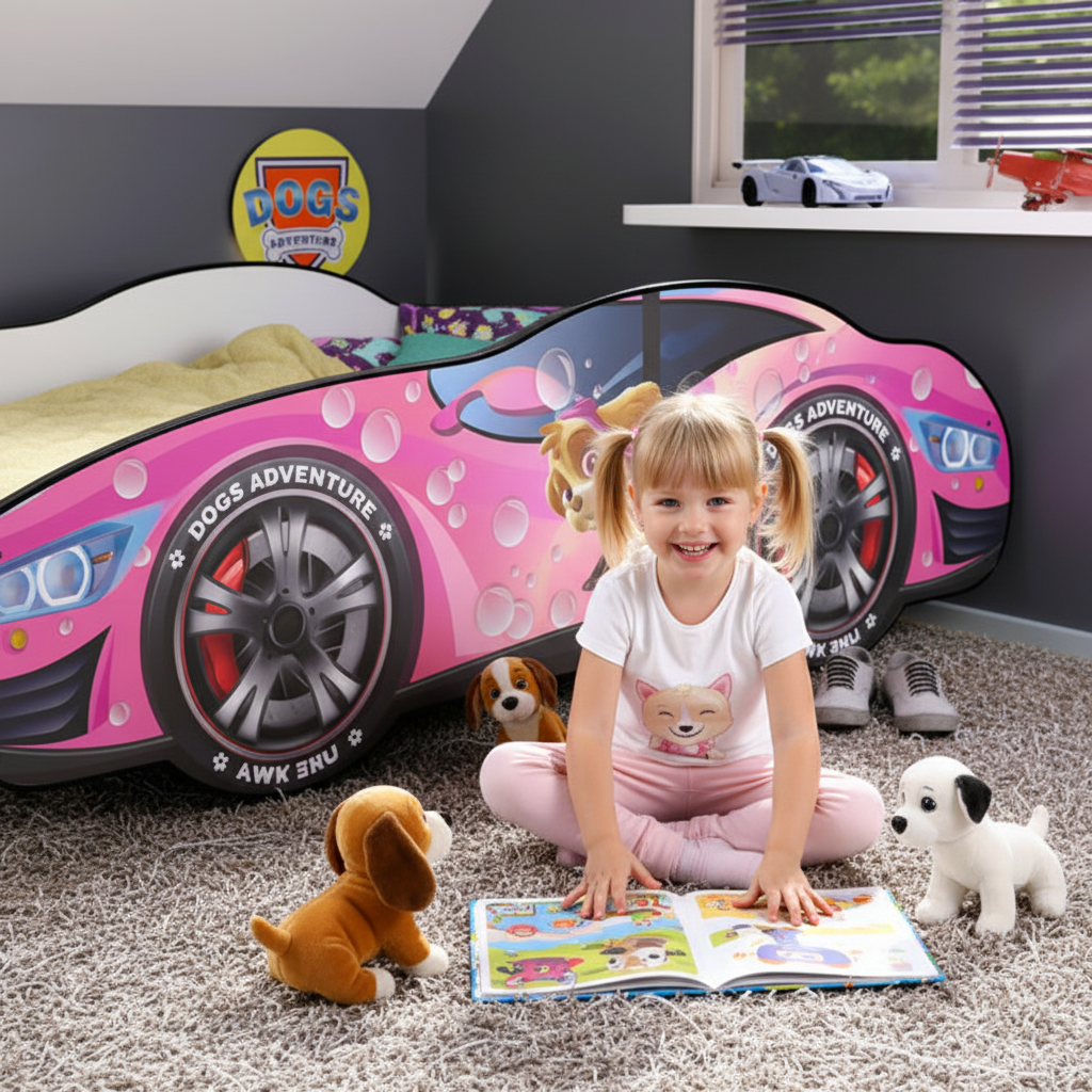 Bambina felice che gioca accanto al letto macchina Dogs Adventure